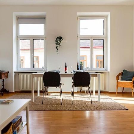Savoir-Vivre In Unserer Zentralen Balkonwohnung Viena Exterior foto