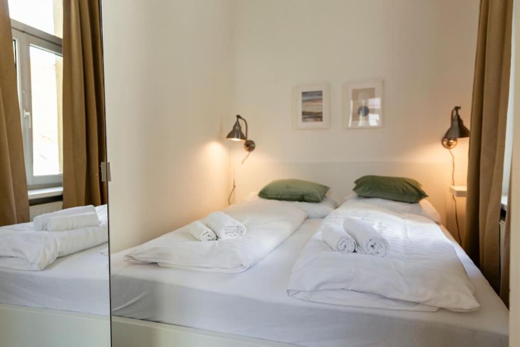 Savoir-Vivre In Unserer Zentralen Balkonwohnung Viena Exterior foto