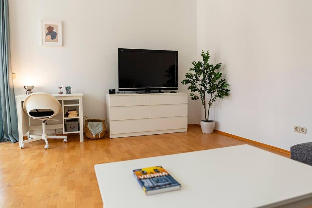 Savoir-Vivre In Unserer Zentralen Balkonwohnung Viena Exterior foto
