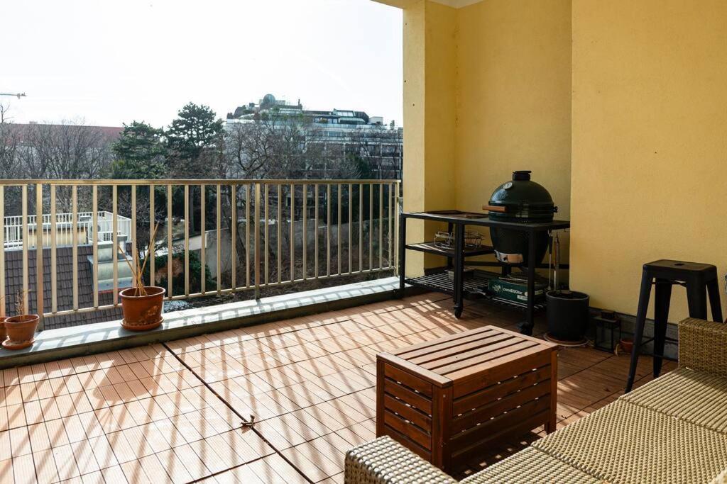Savoir-Vivre In Unserer Zentralen Balkonwohnung Viena Exterior foto